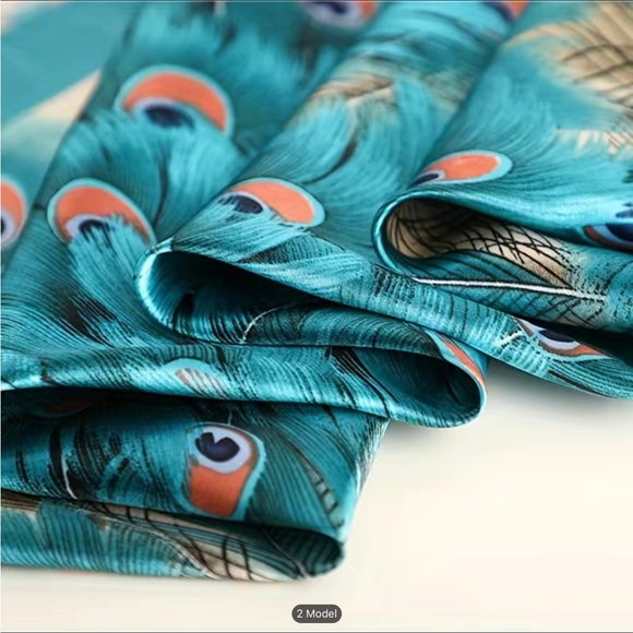 Silky Peacock scarfs 🦚 - Picture 6 of 12